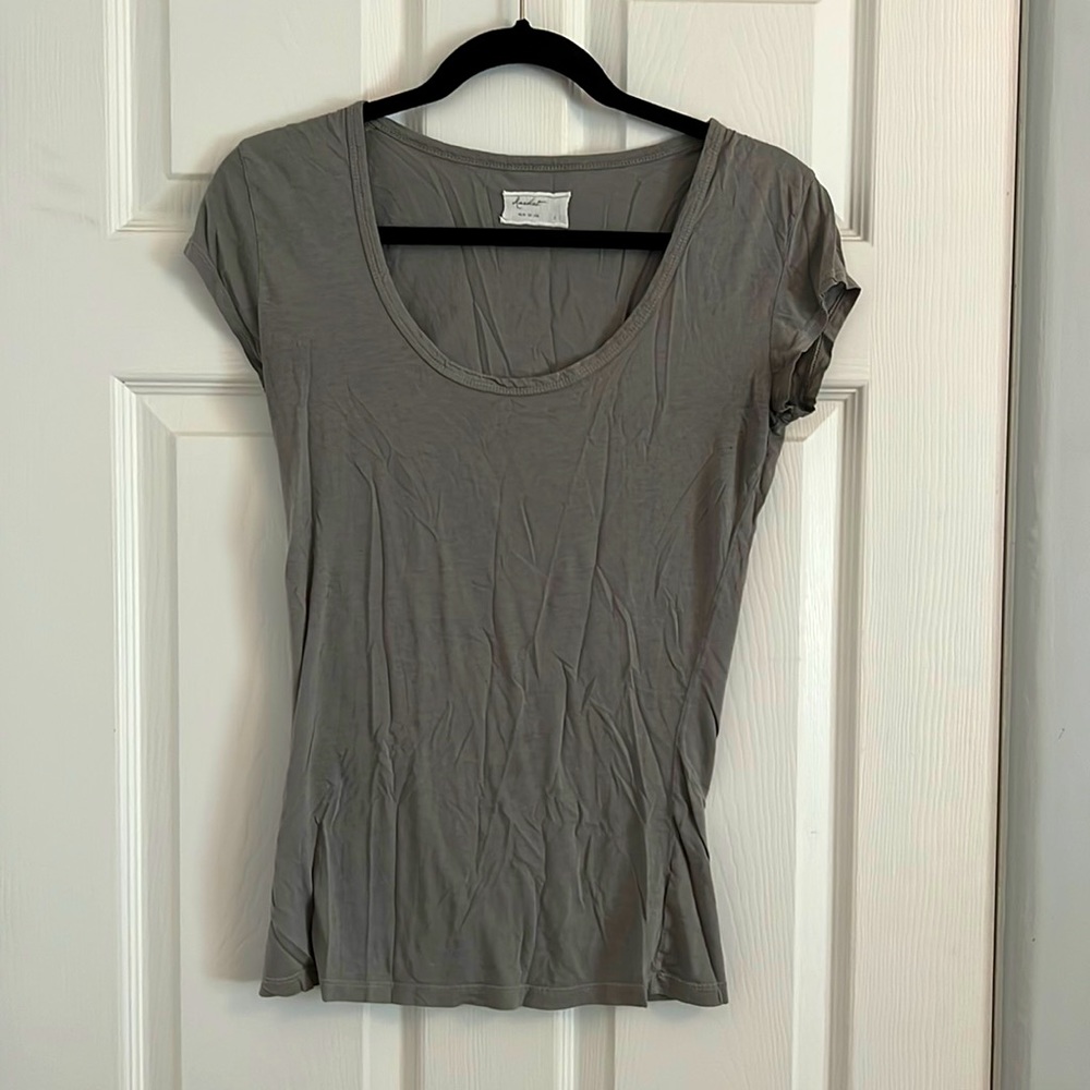 Grey tissue T-shirt.
